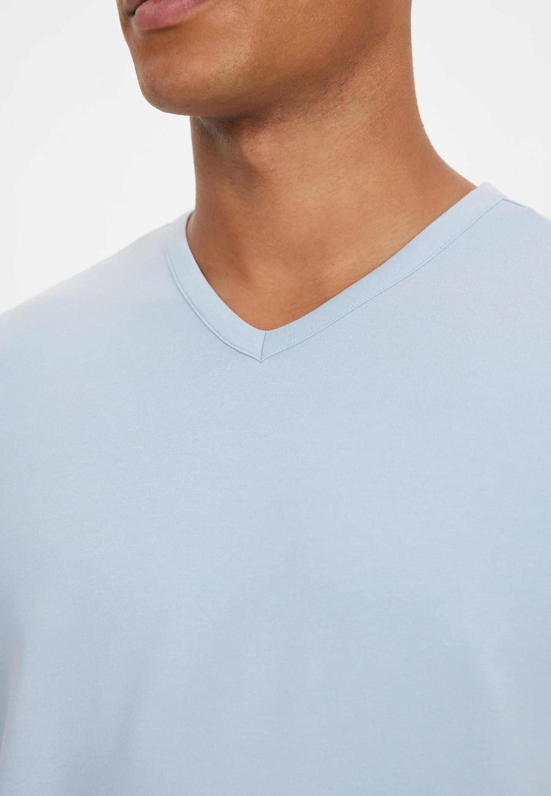 Bebek Mavisi V-Yaka Regular Fit Pamuk Elastan Karışımlı Basic Erkek T-Shirt THEO