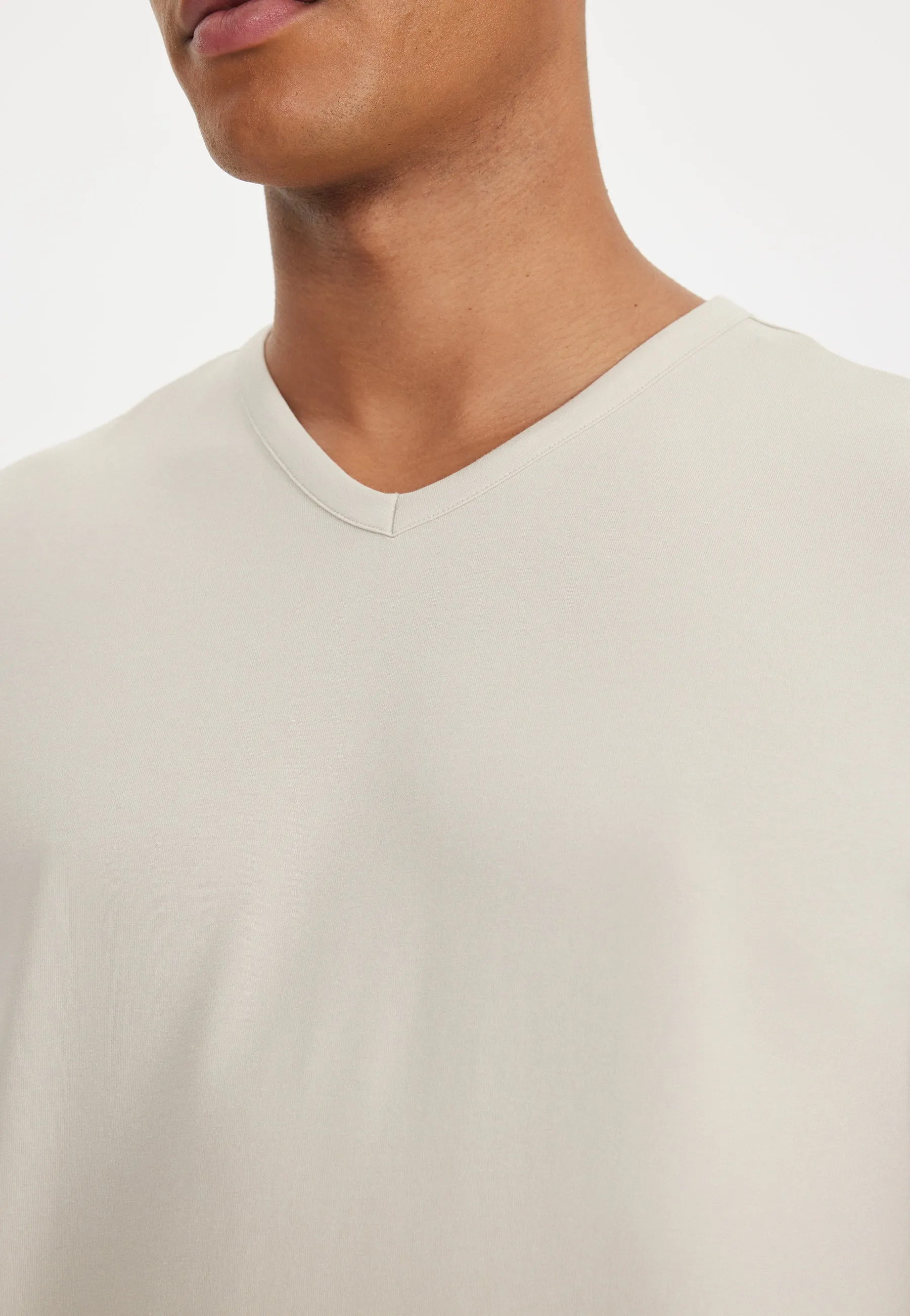 Bej V-Yaka Regular Fit Pamuk Elastan Karışımlı Basic Erkek T-Shirt THEO