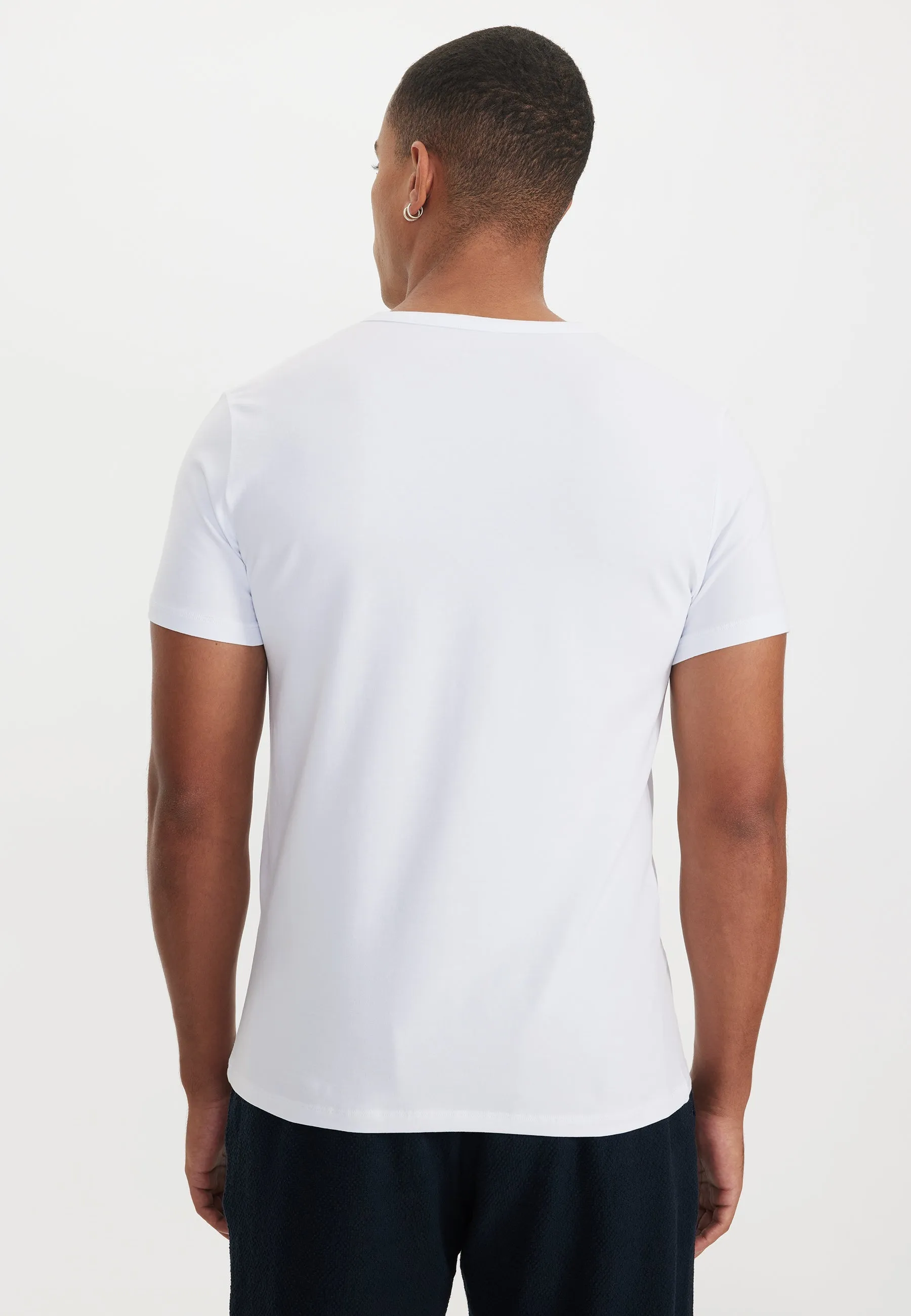 Beyaz V-Yaka Regular Fit Pamuk Elastan Karışımlı Basic Erkek T-Shirt THEO