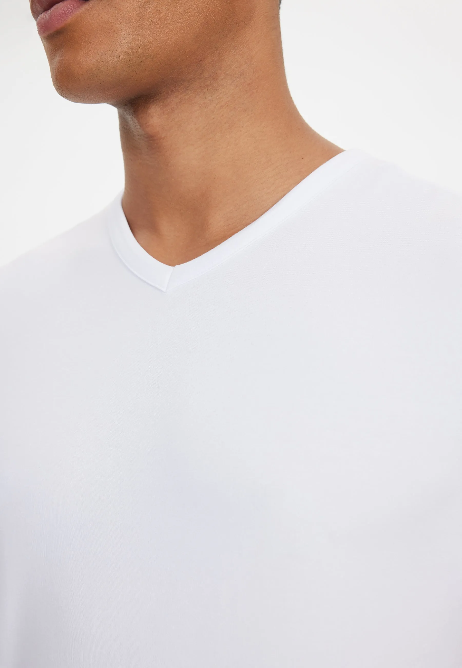Beyaz V-Yaka Regular Fit Pamuk Elastan Karışımlı Basic Erkek T-Shirt THEO
