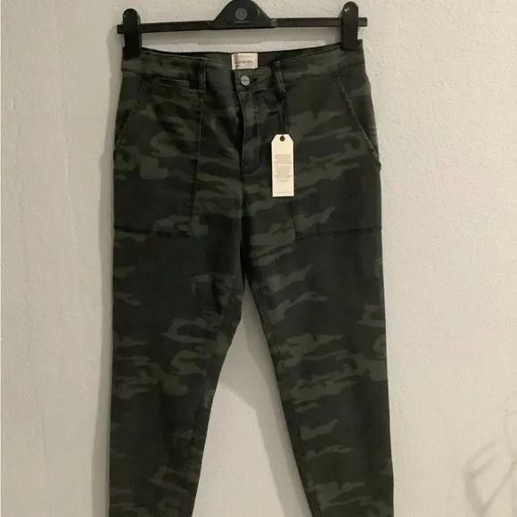 Evereve Green Ankle Cropped Jeans High-Waisted