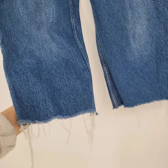 good american Cropped high waisted blue distressed bottom jeans size 6 / 28