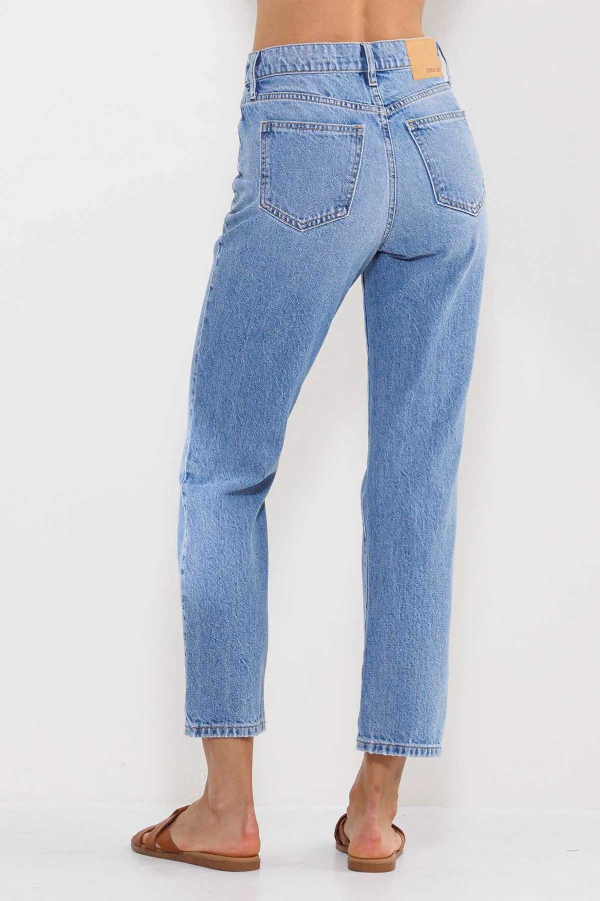 HIGH RISE SLIM STRAIGHT JEANS IN MEDIUM LIGHT