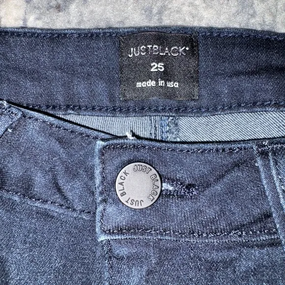 JustBlack High Rise Ultra Dark Wash Frayed Ankle Jeans, SZ 25