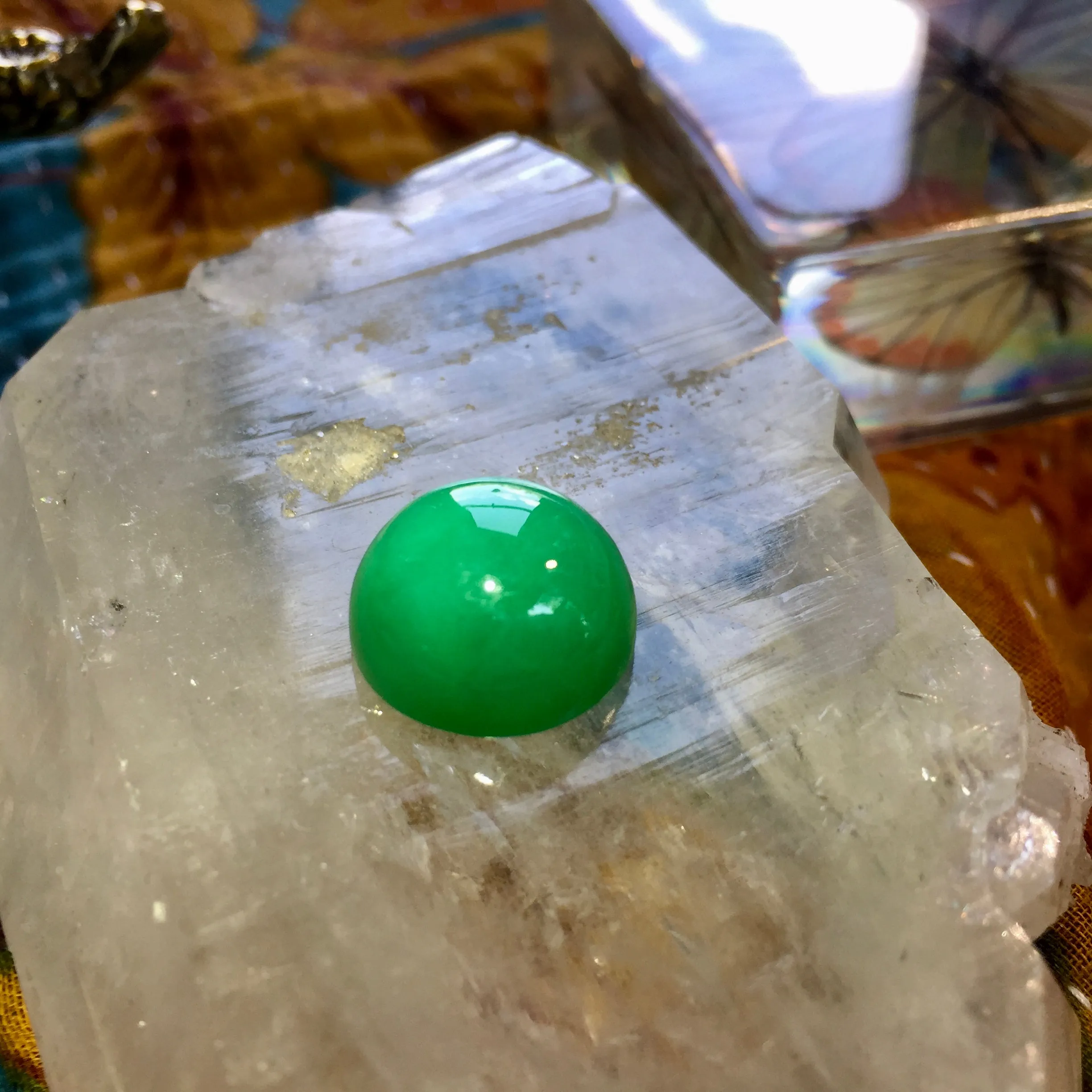 Marlborough (Imperial Green) Chalcedony, 16.89 ct. Cabochon, Master cut, Authentic
