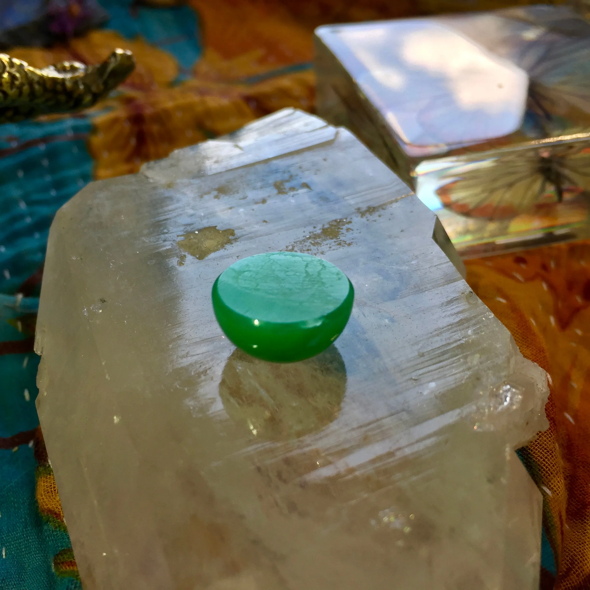 Marlborough (Imperial Green) Chalcedony, 16.89 ct. Cabochon, Master cut, Authentic