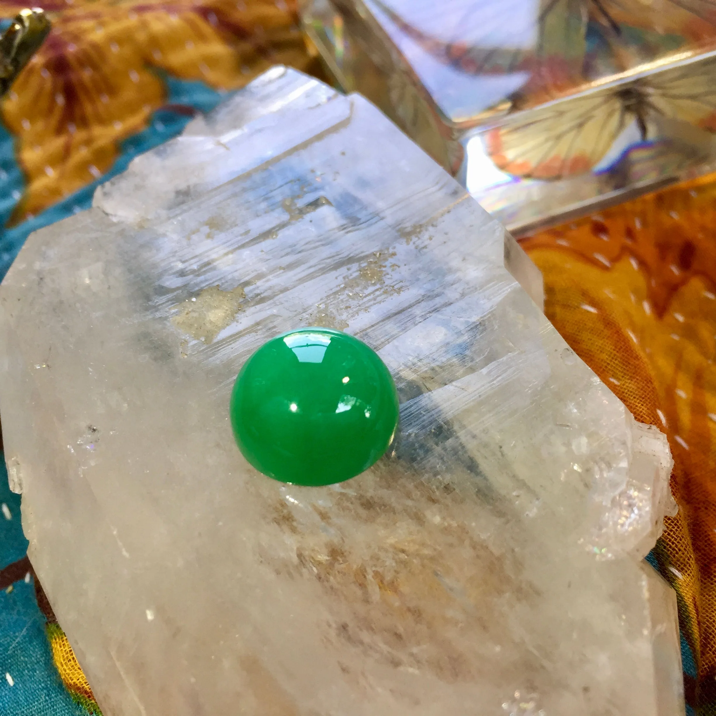 Marlborough (Imperial Green) Chalcedony, 16.89 ct. Cabochon, Master cut, Authentic