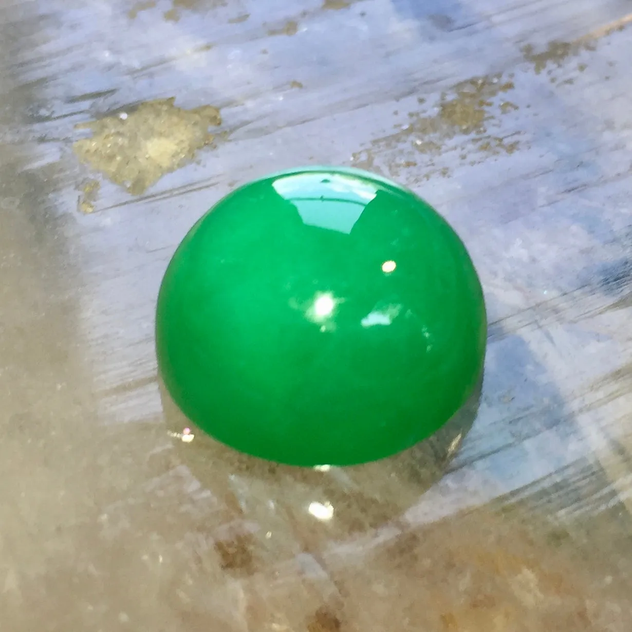 Marlborough (Imperial Green) Chalcedony, 16.89 ct. Cabochon, Master cut, Authentic