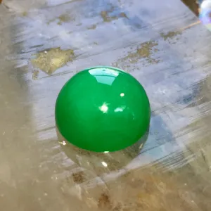 Marlborough (Imperial Green) Chalcedony, 16.89 ct. Cabochon, Master cut, Authentic
