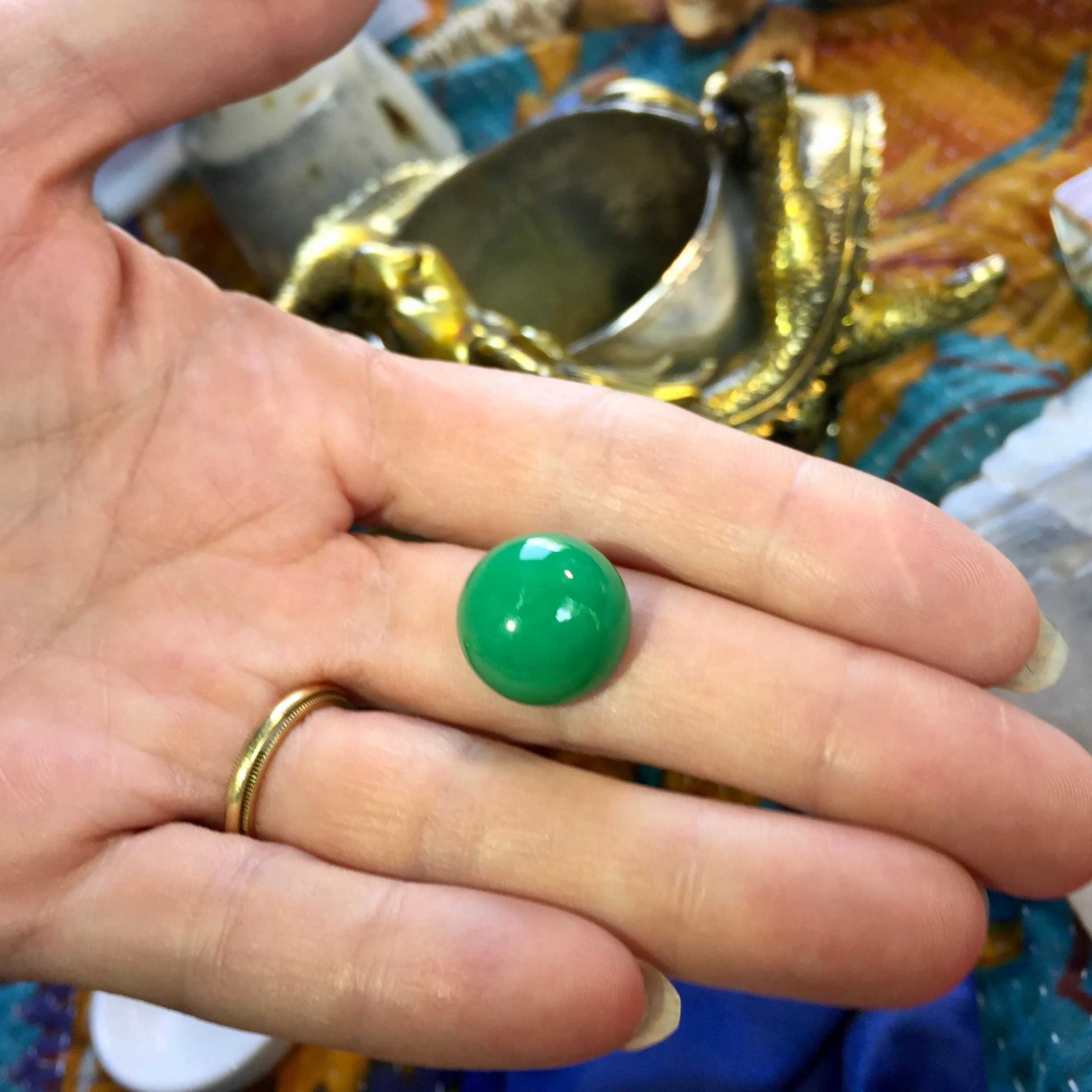 Marlborough (Imperial Green) Chalcedony, 16.89 ct. Cabochon, Master cut, Authentic