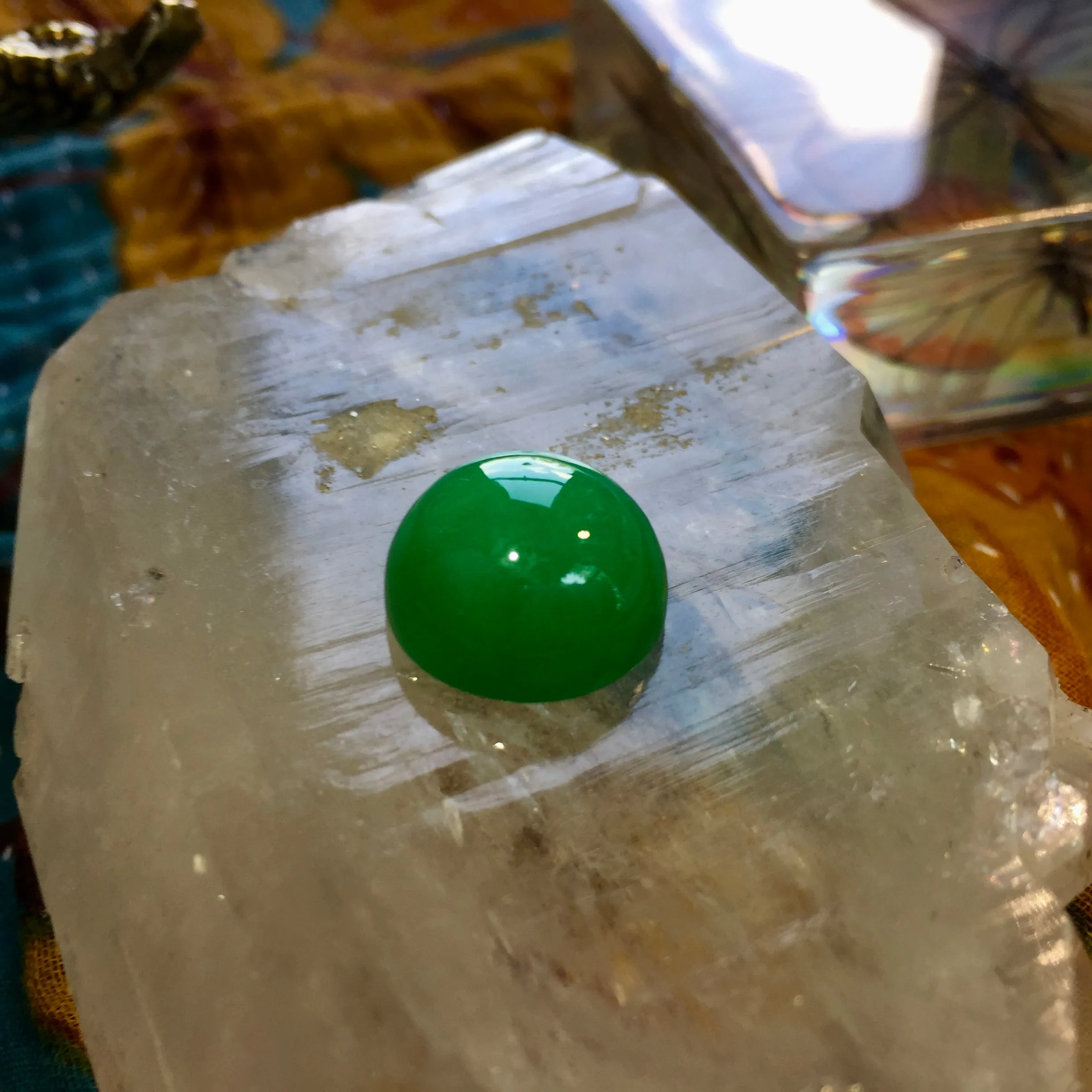 Marlborough (Imperial Green) Chalcedony, 16.89 ct. Cabochon, Master cut, Authentic
