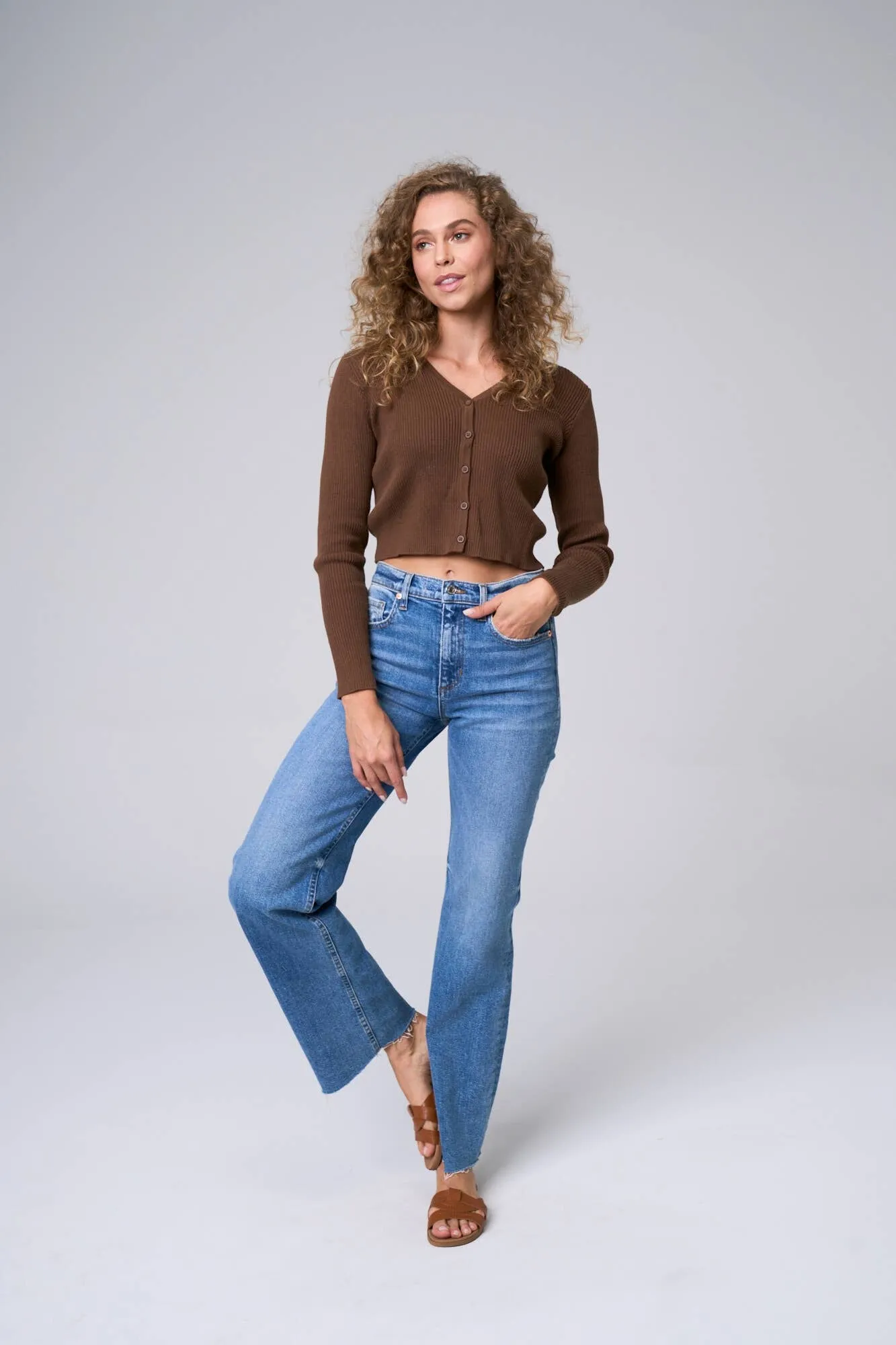 MID RISE WIDE STRAIGHT JEANS WITH SCISSOR CUT HEM