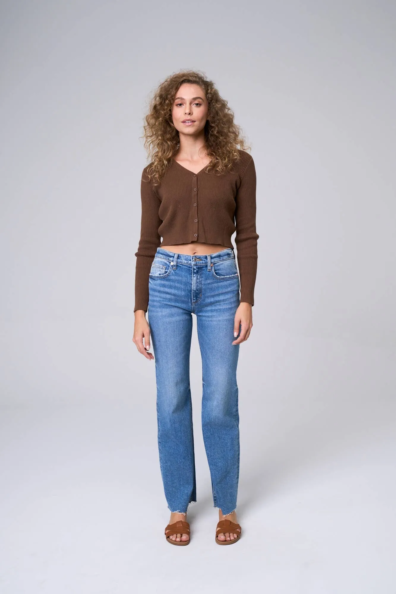MID RISE WIDE STRAIGHT JEANS WITH SCISSOR CUT HEM
