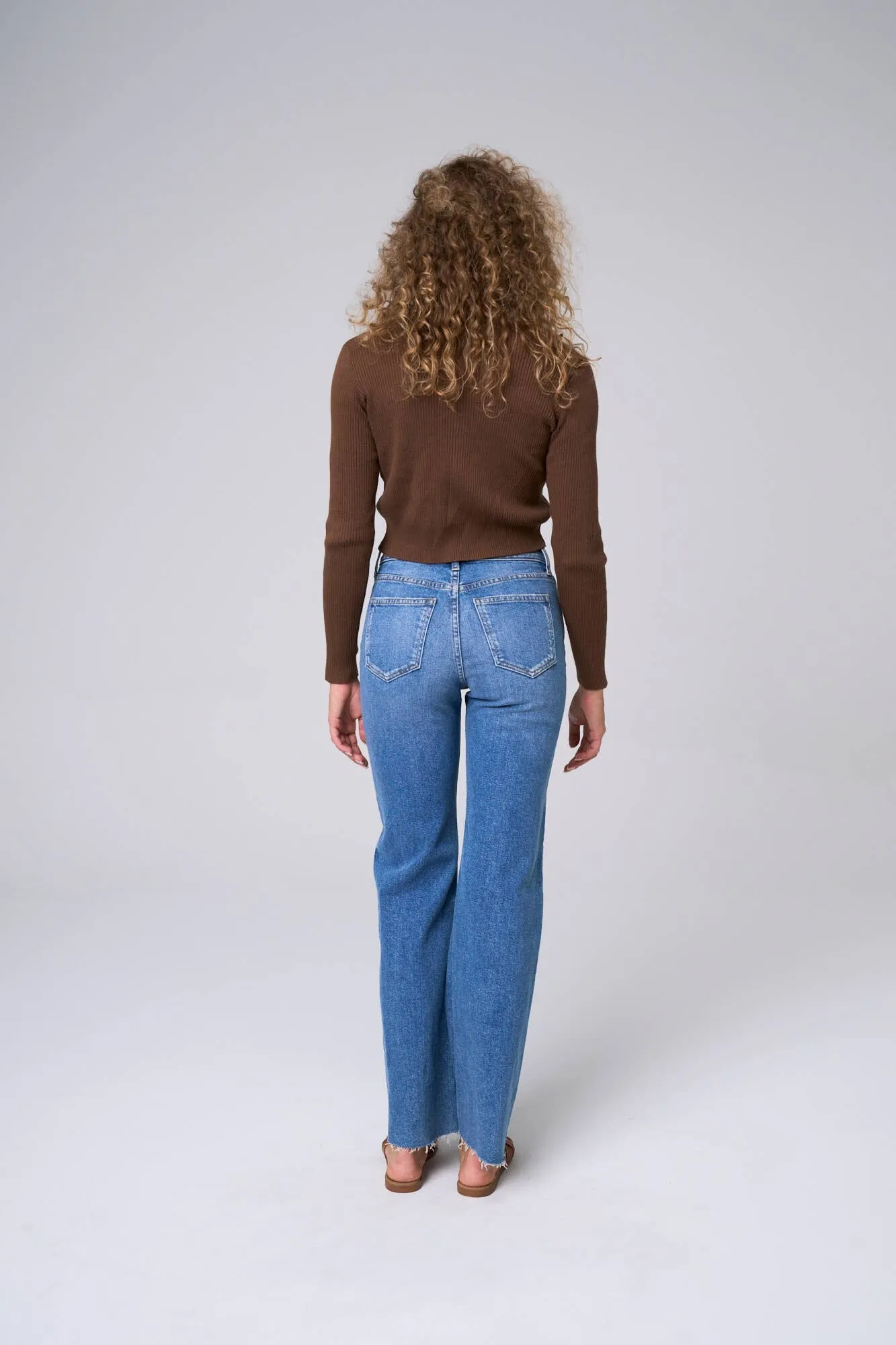 MID RISE WIDE STRAIGHT JEANS WITH SCISSOR CUT HEM