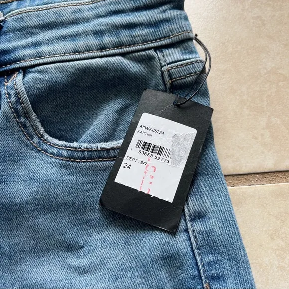 NWT Joe’s Jeans Lara Mid Rise Straight Ankle Jeans - 24