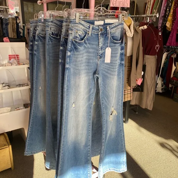 Petra super high-rise 70s inspired jeans CUTE! Cute butt great length! L…