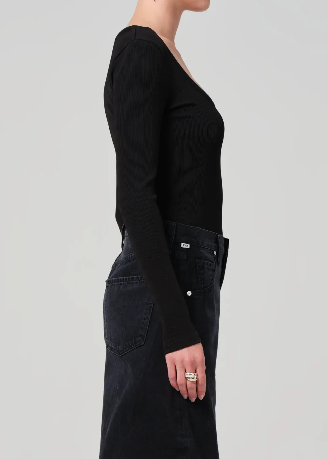 RUMI SCOOP NECK IN BLACK