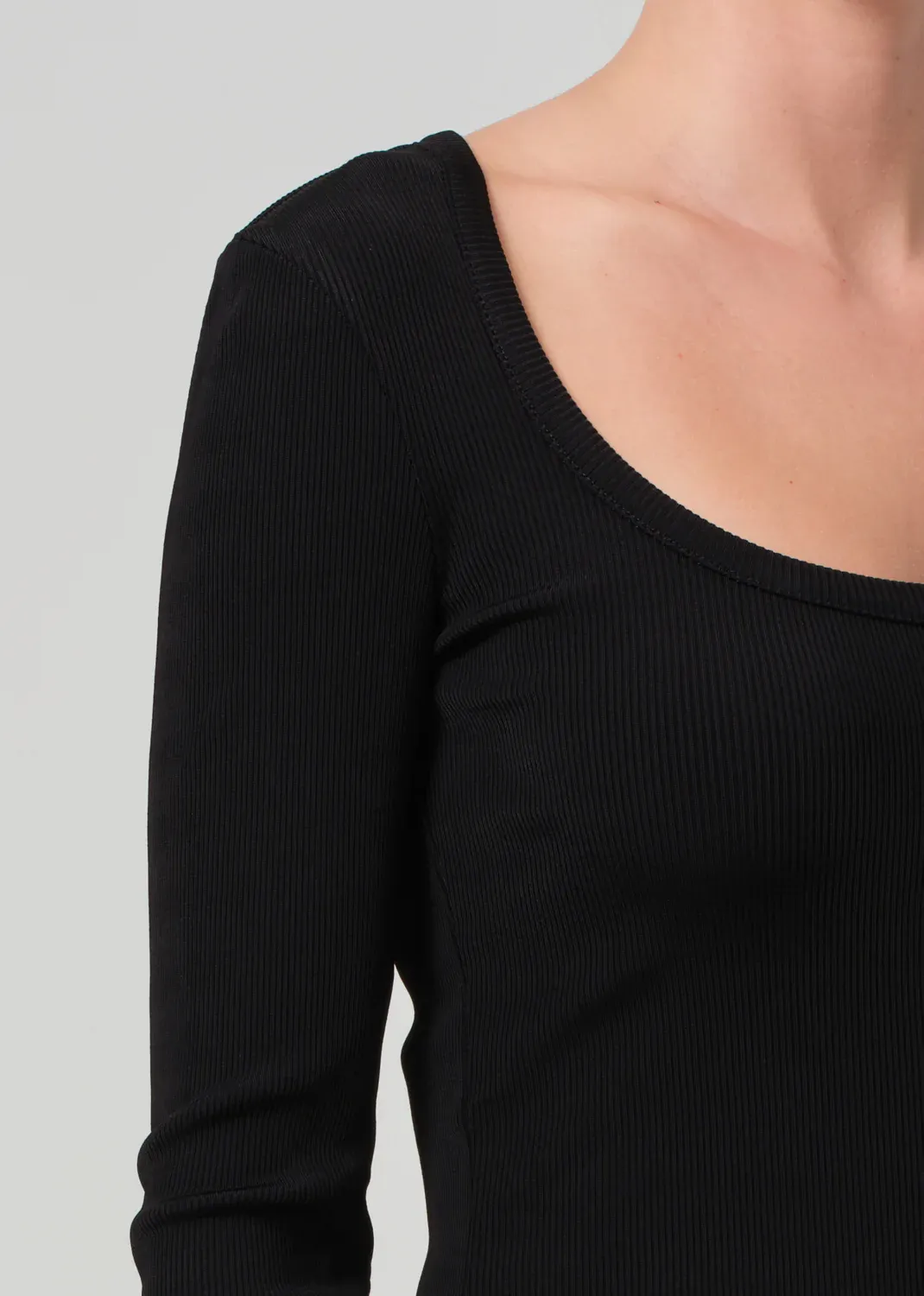RUMI SCOOP NECK IN BLACK