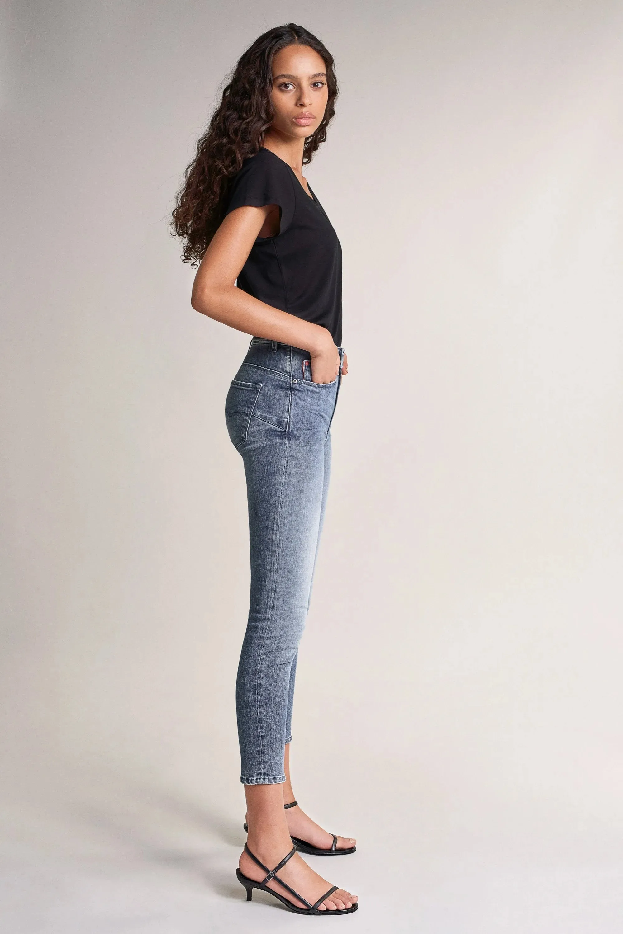 Vaqueros Push In Secret Glamour capri claros
