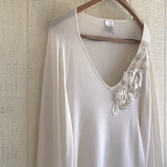 Vintage flower appliqué iridescent beaded ecru cream sweater long sleeve blouse