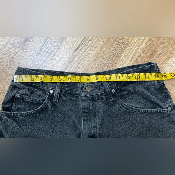 Vintage Wranger Jeans. High waisted, relaxed fit. Size 32x30.