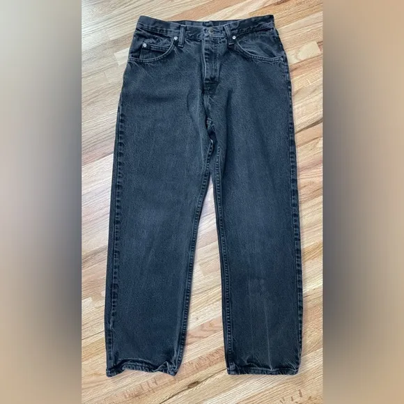 Vintage Wranger Jeans. High waisted, relaxed fit. Size 32x30.