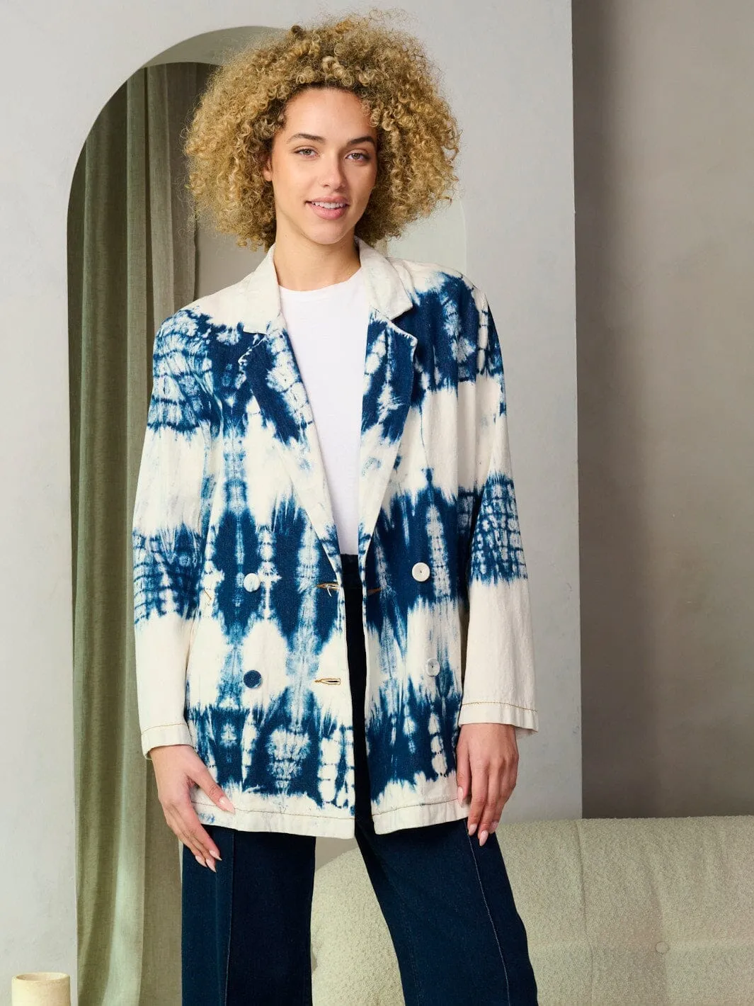 WOMEN'S LONG SLEEVE BUTTON CLOSURE TIE DYE DENIM JACKET