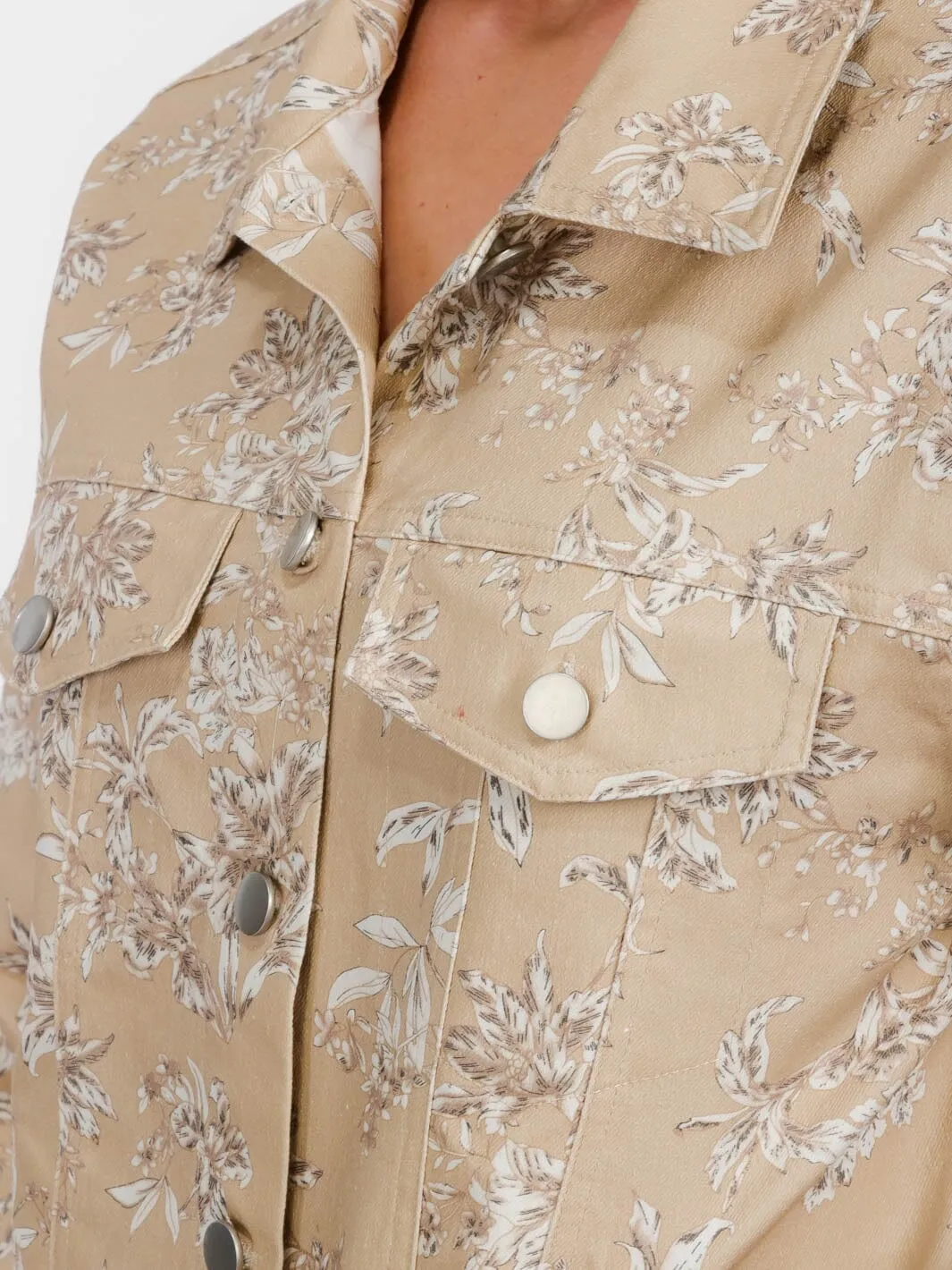 WOMEN'S LONG SLEEVE FRONT POCKETS BUTTON CLOSURE FLORAL DENIM JACKET